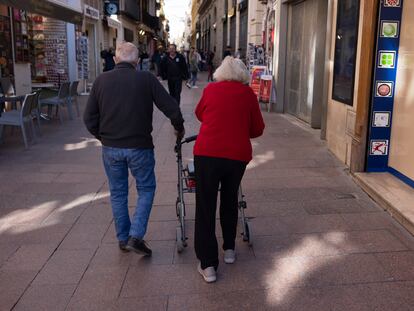 Jubilados en centro de Sevilla.