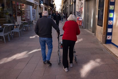 Jubilados en centro de Sevilla.