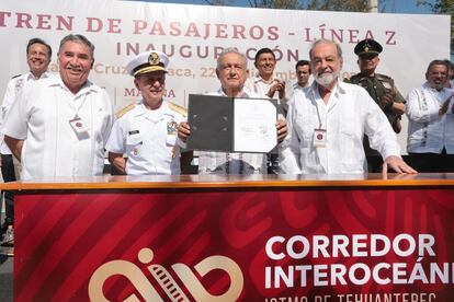 Andrés Manuel Obrador junto al secretario de Marina, José Rafael Ojeda (izquierda), y el empresario Carlos Slim (derecha), durante la inauguración del tren Interoceánico, este viernes en Oaxaca.