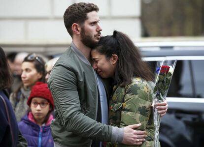 Una pareja se abraza durante el minuto de silencio celebrado en el exterior de la embajada francesa en Londres (Reino Unido).