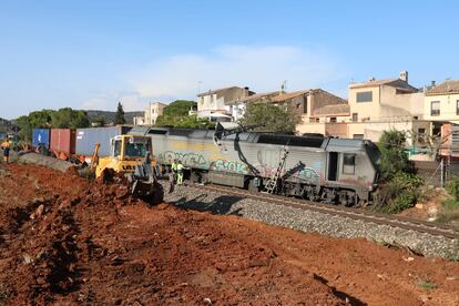 Las obras de Adif en la infraestructura buscan reducir los percances en la red, como el descarrilamiento de un tren en Vilaverd (Tarragona). Josep Lluís Sellart