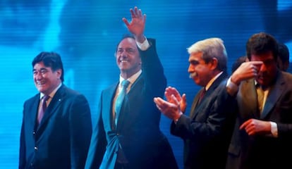 Carlos Zannini, candidato a vicepresidente; Daniel Scioli, aspirante a jefe de Estado; Aníbal Fernández, que busca la gobernación de la provincia de Buenos Aires, y Gabriel Mariotto, que pelea por entrar al Parlamento de Mercosur, este lunes en el acto en Buenos Aires.