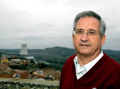 El alcalde de Ascó, el convergente Rafael Vidal, en el balcón del Ayuntamiento con la nuclear al fondo junto al Ebro.