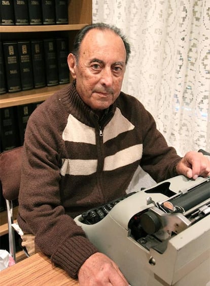 Federico Lafuente, ante su Hispano-Olivetti, en el local de Ediciones Cíes de El Campello, Alicante.