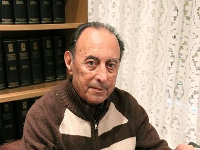 Federico Lafuente, ante su Hispano-Olivetti, en el local de Ediciones Cíes de El Campello, Alicante.