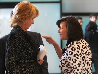 La diputada socialista Ruth Porta discute con la presidenta regional, Esperanza Aguirre.