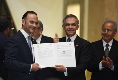 O chefe do governo da Cidade do México, Miguel Ángel Mancera, ao entregar o projeto de lei sobre o uso medicinal da maconha.