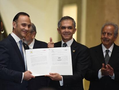 O chefe do governo da Cidade do México, Miguel Ángel Mancera, ao entregar o projeto de lei sobre o uso medicinal da maconha.