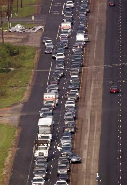 Miles de coches esperan entrar al barrio de Jefferson Parish tras ser autorizados a visitar sus casas.