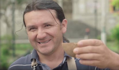 Juan Fernando Saavedra, con un tazón de javishca en la mano.