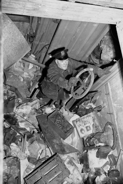Un policía de Nueva York, en la casa de los hermanos Collyer, el 3 de abril de 1947.