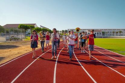 Los escolares ensayan para la inauguración de la temporada de fútbol americano.