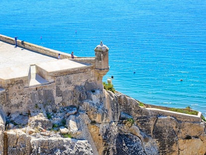 Vistas del Mediterráneo desde una de las torres de artillería del castillo de Santa Bárbara, en Alicante.