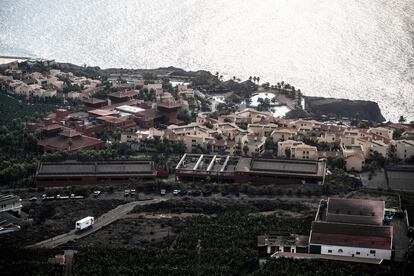 Vista desde lo alto de la montaña del hotel Pincess en el municipio de Fuencaliente, donde se alojan 388 personas evacuadas o que han perdido su vivienda habitual.