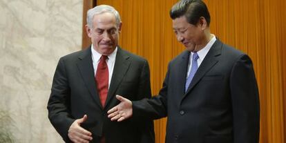 El presidente chino, Xi Jinping, da la mano al primer ministro israelí, Benjamín Netanyahu, este jueves en Pekín.