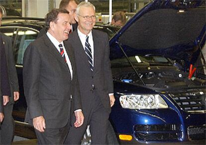 El canciller Schroeder visita la fábrica de Volkswagen en Bratislava.