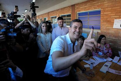 Santiago Peña, del Partido Colorado, muestra su dedo marcado con tinta después de votar en un colegio en Asunción.