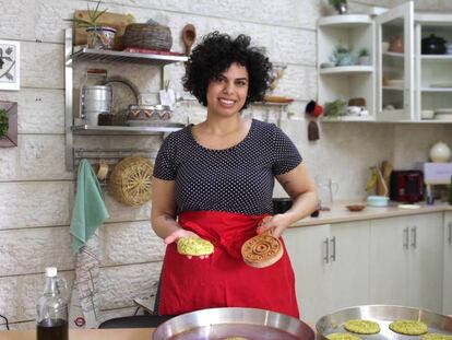 Mirna Bamieh y una masa de pan dulce sin cocer