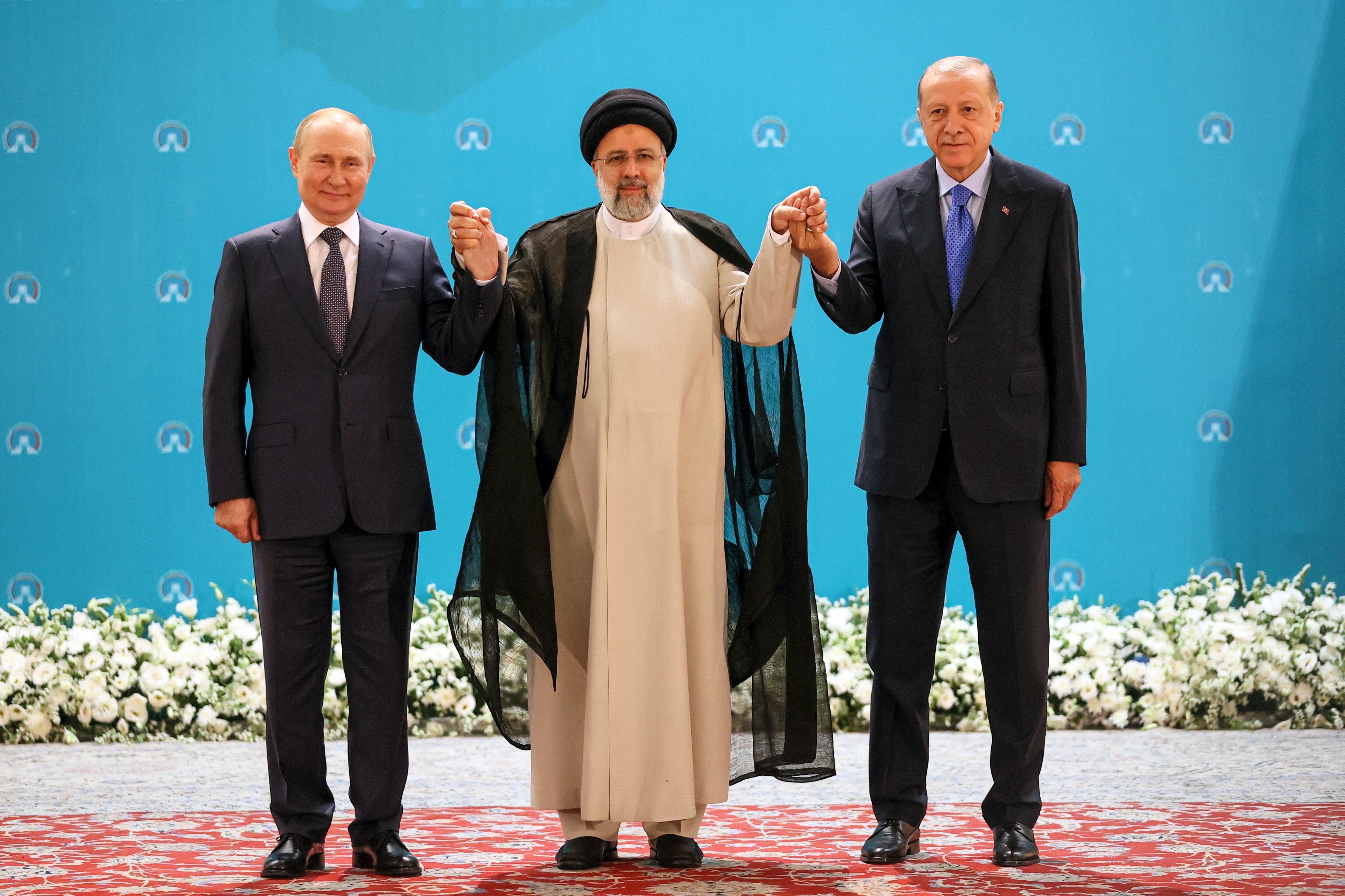 Desde la izquierda, Vladímir Putin, presidente de Rusia; Ebrahim Raisí, presidente de Irán, y Tayyip Erdogan, presidente de Turquía, mostraron su sintonía en una cumbre, en Teherán, en julio de 2022.