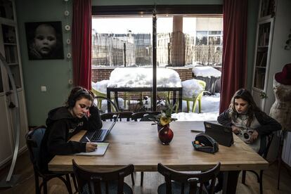Dos niñas conectada a una clase virtual. Los colegios permanecerán cerrados hasta el lunes 18, según ha informado la presidenta de la Comunidad de Madrid, Isabel Díaz Ayuso.
