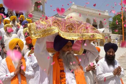 Un sacerdote indio Sikh durante una procesión desde el Sri Akal Takhat hasta el templo dorado en Amritsar, en la víspera del 395 aniversario del nacimiento del noveno gurú de Sikh, Teg Bahadur.