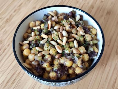 Salteado de garbanzos con morcilla, manzana y piñones