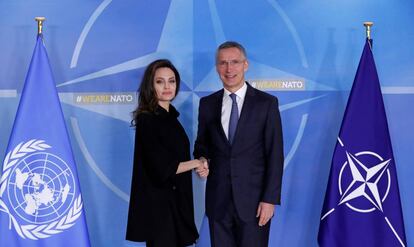 Angelina Jolie y el secretario general de la OTAN, Jens Stoltenberg, esta mañana en la sede de la alianza atlántica en Bruselas.