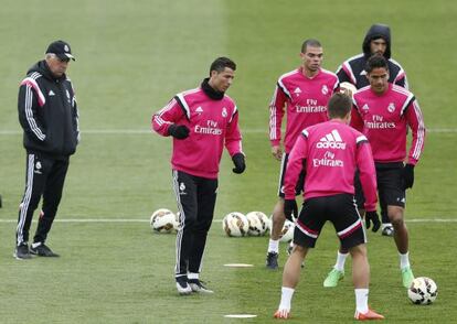 Ancelotti, en el entrenamiento del Madrid