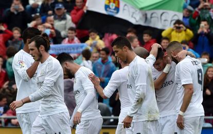 Los jugadores del Madrid felicitan a Benzema por su gol.