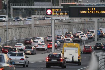 Un panel en la M-30 alerta del alto nivel de contaminación.