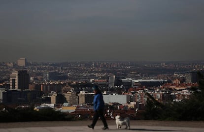 The current cloud of pollution over Madrid, seen from the Vallecas district.
