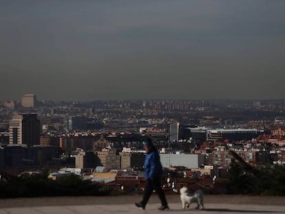 The current cloud of pollution over Madrid, seen from the Vallecas district.