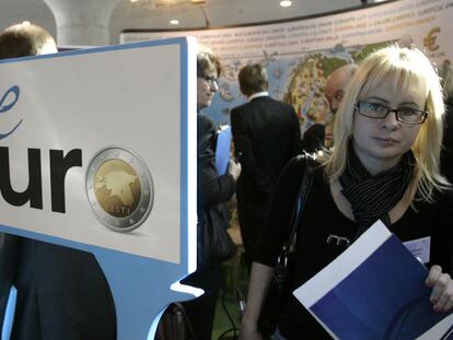 Una joven estonia, durante el lanzamiento de la campaña a favor del euro, el pasado septiembre en Tallin.