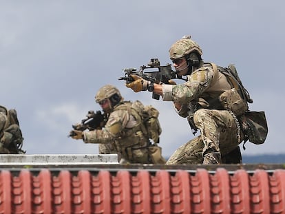 Tropas de la unidad de élite del Ejército alemán conocida como KSK participan en una demostración en Calw, Alemania.