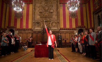 Ada Cola levanta la vara de la alcaldía tras su investidura como nueva alcaldesa de Barcelona, la primera de la historia de la ciudad, proclamada por mayoría absoluta, el 13 de junio de 2015.