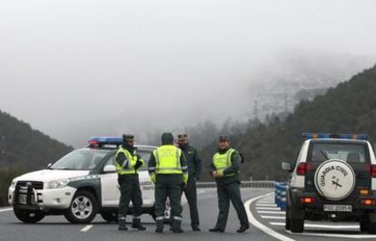 La nieve ha cortado la circulación en dos puertos de la provincia y en varias carreteras.