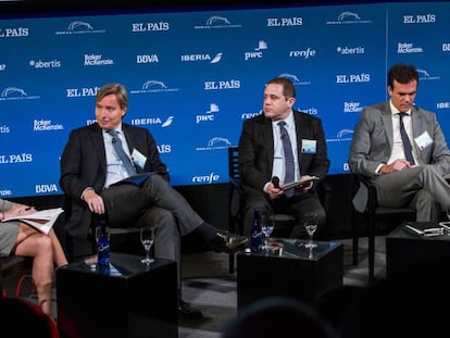 Desde la izquierda: Margarita Oliva Sainz de Aja, jefa de finanzas latinoamericanas de Baker MacKenzie;  Andr&eacute;s Barberis, director de Autopistas Argetinas (Abertis);  Neil Chernoff, director del Desarrollo de Alianzas de Iberia; Luciano Scandolari, jefe de Operaciones para Am&eacute;rica Latina de PwC, y Rodrigo Hilario, director estrat&eacute;gico de Renfe.&nbsp;