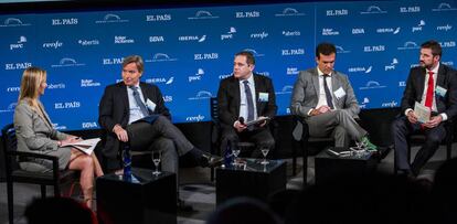 Desde la izquierda: Margarita Oliva Sainz de Aja, jefa de finanzas latinoamericanas de Baker MacKenzie; Andrés Barberis, director de Autopistas Argetinas (Abertis); Neil Chernoff, director del Desarrollo de Alianzas de Iberia; Luciano Scandolari, jefe de Operaciones para América Latina de PwC, y Rodrigo Hilario, director estratégico de Renfe. 