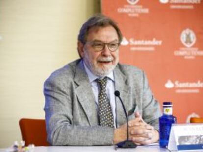 Juan Luis Cebrián, presidente de PRISA, en la conferencia inaugural del curso sobre propiedad intelectual en El Escorial.