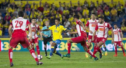 Viera, rodeado de jugadores del Espanyol.