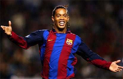 Ronaldinho celebra uno de sus goles.