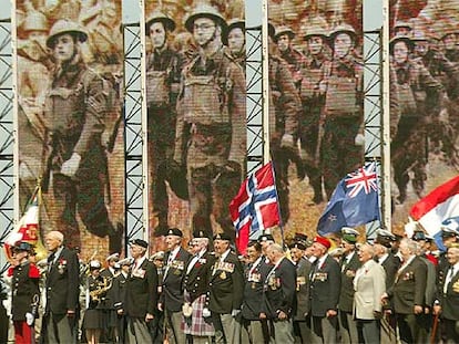Veteranos de los 14 países que participaron en el desembarco de Normandía conmemoran el 60º aniversario.