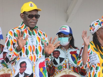 El presidente de Guinea Ecuatorial, Teodoro Obiang Nguema, y su mujer, Constancia Mangue, durante un acto de campaña de las elecciones del 20 de noviembre de 2022.