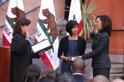 2011 年1 月6 日，加州總檢察長卡瑪拉·哈里斯(Kamala Harris) 在加州最高法院首席法官塔尼·坎蒂爾·薩考耶(Tani Cantil-Sakauye) 的主持下宣誓就職，開始了她的第二個任期，她的姐姐瑪雅(Maya) 也在場。