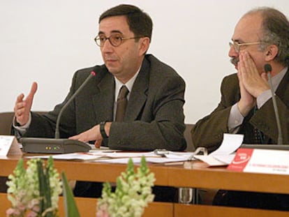 Miguel Jiménez (director de la biblioteca de la Universidad Autónoma de Madrid) y Fernando Valverde (a la derecha), en el Congreso Nacional de Libreros celebrado en Málaga la semana pasada.