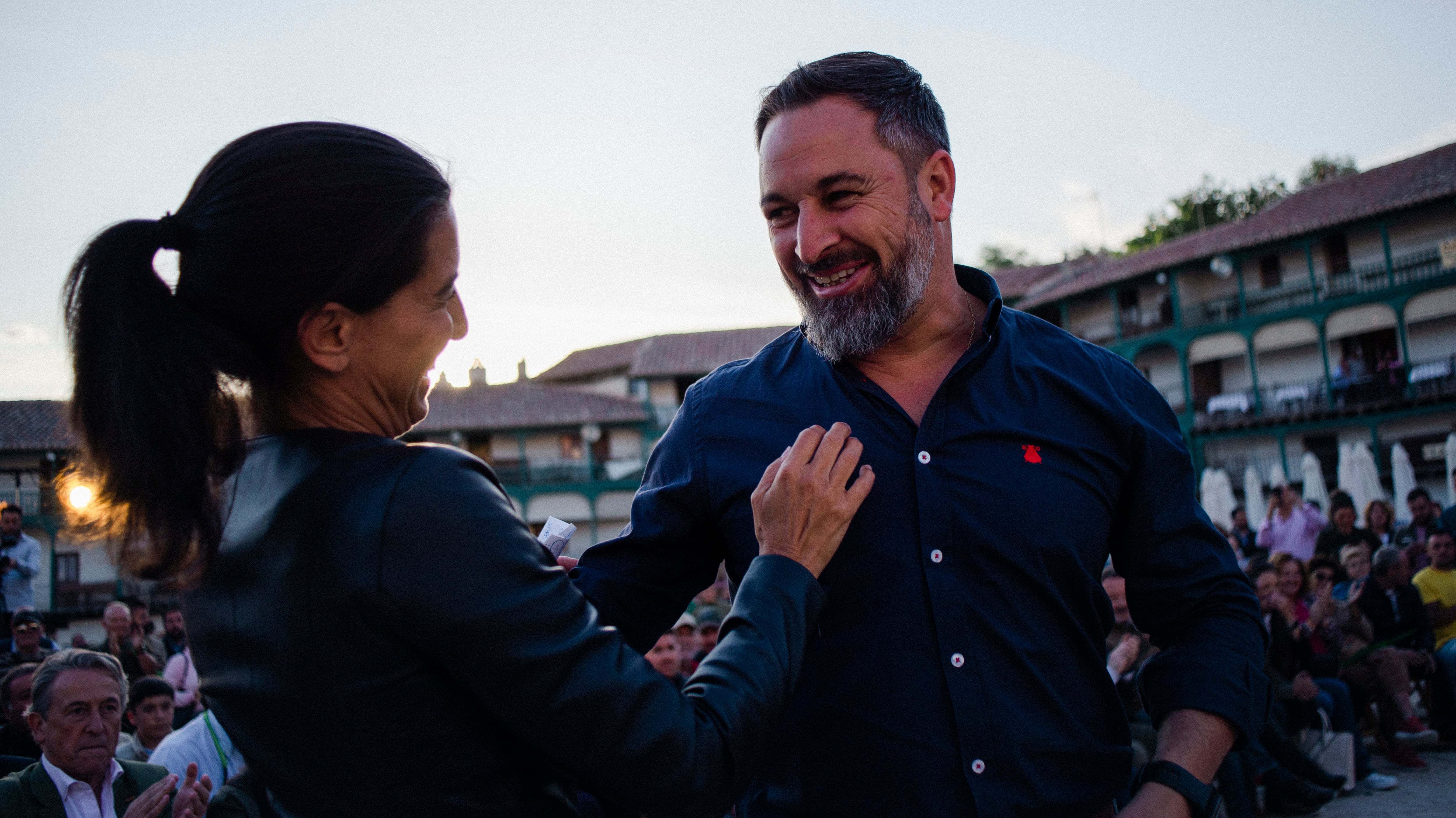 El líder de Vox, Santiago Abascal, y la candidata de Vox a la Comunidad de Madrid, Rocío Monasterio, en un acto de campaña en Chinchón.