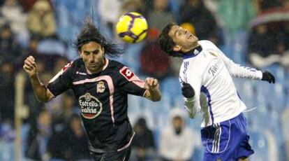 Juan Rodríguez, a la derecha, y Jorge López disputan de cabeza el balón.