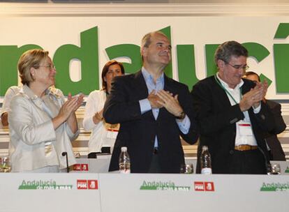 Chaves, entre Petronila Guerrero y Luis Pizarro, agredece el apoyo de los sociaistas en el 11º Congreso del PSOE, clausurado ayer en Granada.
