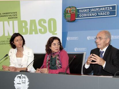 De derecha a izquierda, Juan Andrés Legarreta, director de Unibasq, junto a la consejera Cristina Uriarte y la viceconsejera Itzoar Alkorta.