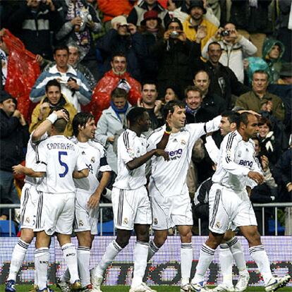 Los jugadores del Real Madrid se abrazan tras el gol conseguido por su defensa Sergio Ramos ante el Racing de Santander